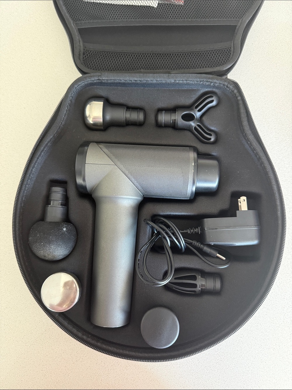 LIKE NEW Massage Gun w/ 6 Attachments & 3 Speed Settings w/charger & Travel Case